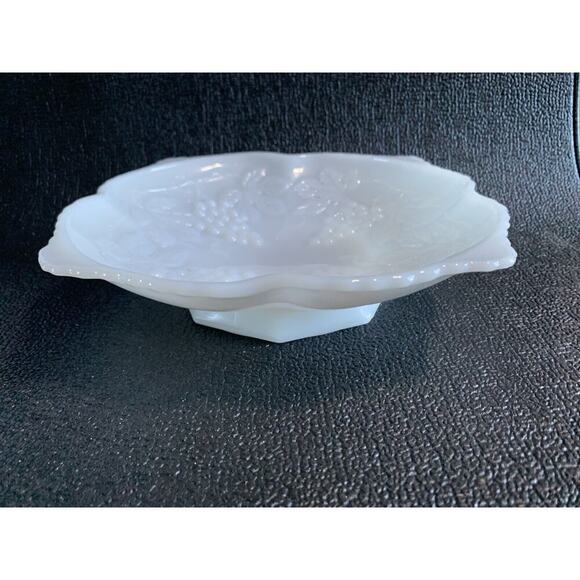Vintage White Milk Glass Grape Harvest Anchor Hocking Low Fruit Bowl Short - Picture 13 of 13